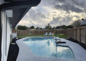 Lakefront Retreat with Pool mins from Beach and Airport